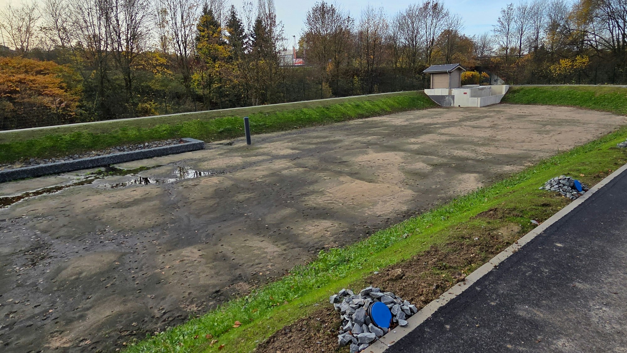 Mehr als 1700 Kubikmeter Wasser fasst das neue Retentionsbodenfilterbecken, das die Waldbröler Stadtwerke inzwischen fast fertiggestellt gestellt haben.