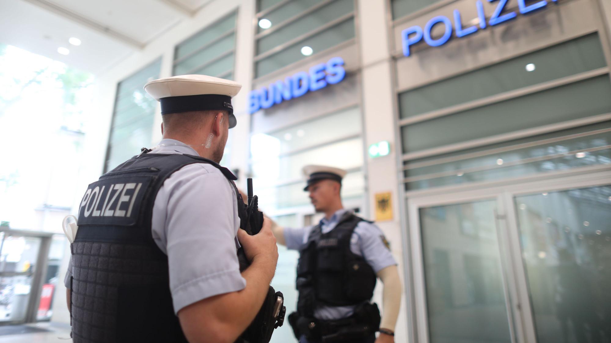 Zwei Bundespolizisten im Kölner Hauptbahnhof