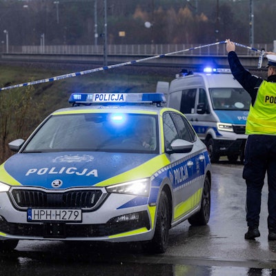 Polizeifahrzeuge stehen am Montag (17. November) nahe einem Gleisabschnitt, der durch eine Explosion beschädigt wurde. In Polen ist von einem Sabotageakt die Rede.