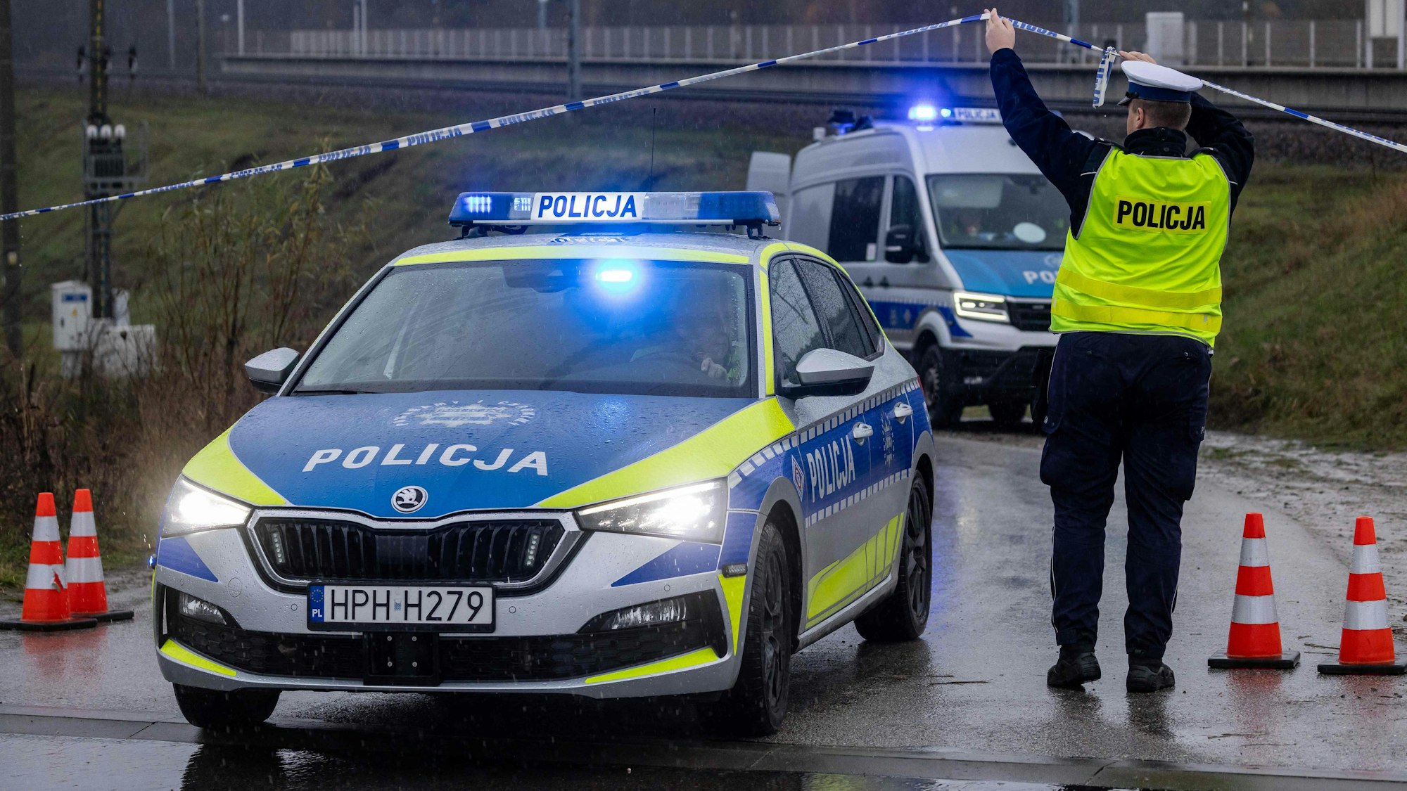 Polizeifahrzeuge stehen am Montag (17. November) nahe einem Gleisabschnitt, der durch eine Explosion beschädigt wurde. In Polen ist von einem Sabotageakt die Rede.