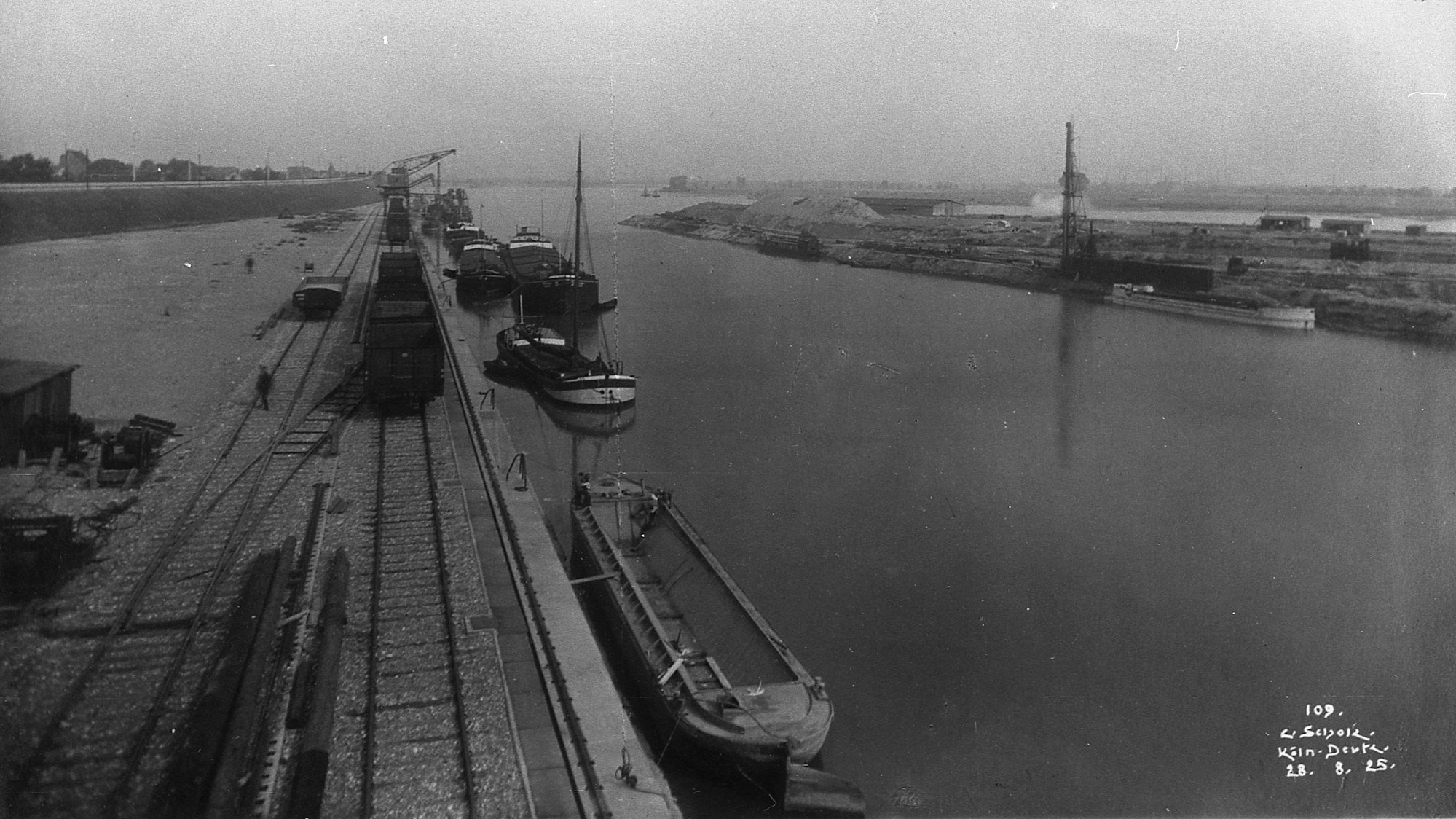 Aufnahme des gerade fertiggestellten Hafens im August des Jahres 1925