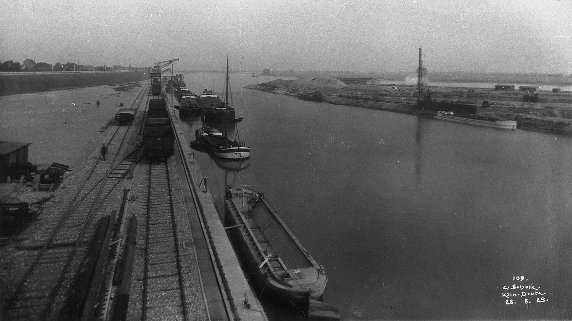 Aufnahme des gerade fertiggestellten Hafens im August des Jahres 1925