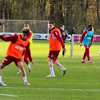 Luca Waldschmidt (am Ball, 2. v. l.) am Montag zurück im Training am Geißbockheim