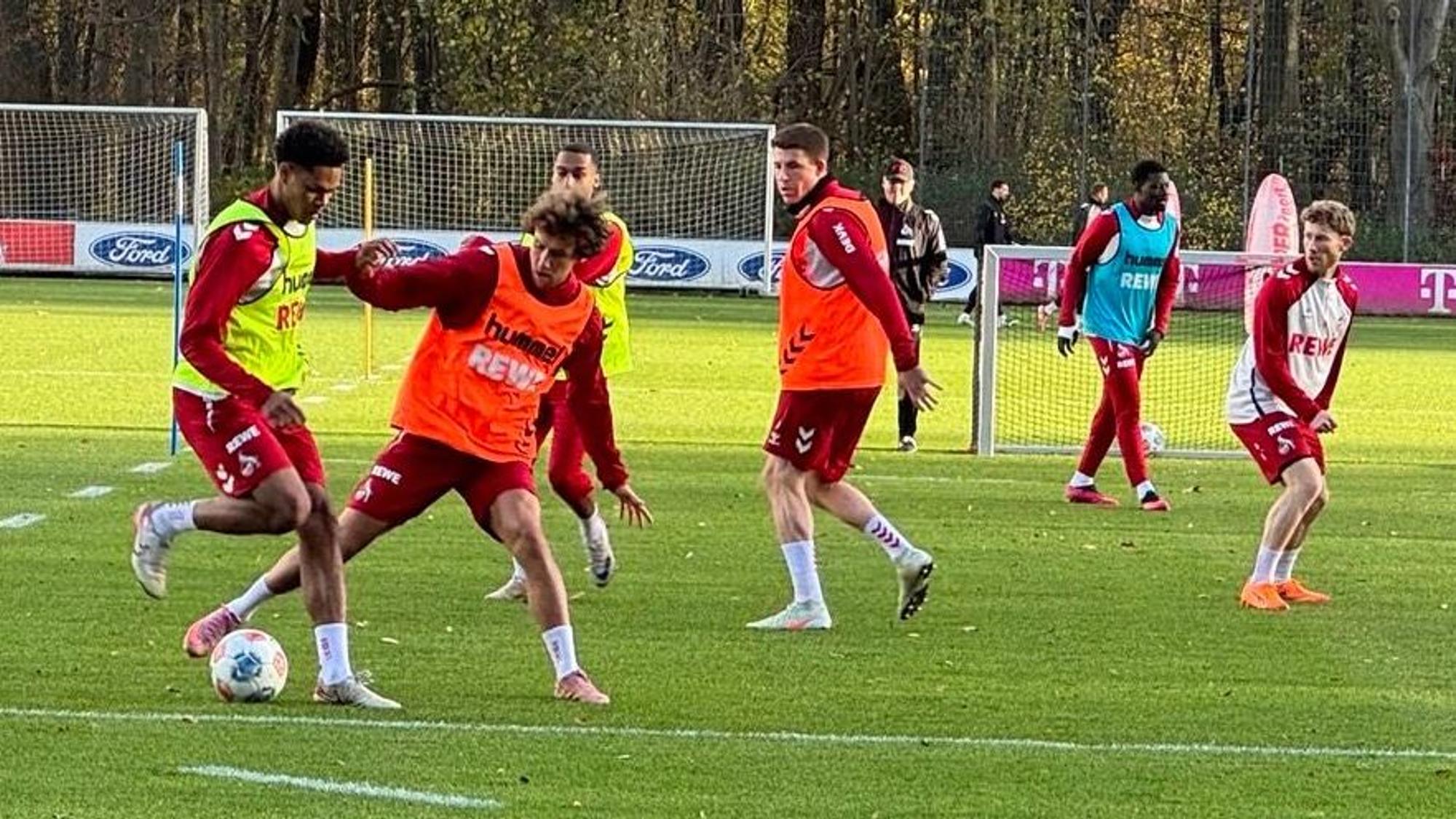 Luca Waldschmidt (am Ball, 2. v. l.) am Montag zurück im Training am Geißbockheim
