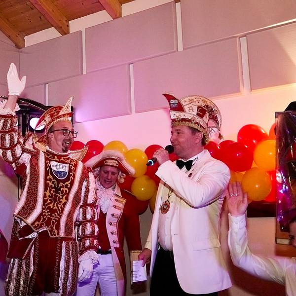 Prinz Sascha steht mit weiteren Karnevalisten auf der Bühne in Marmagen.