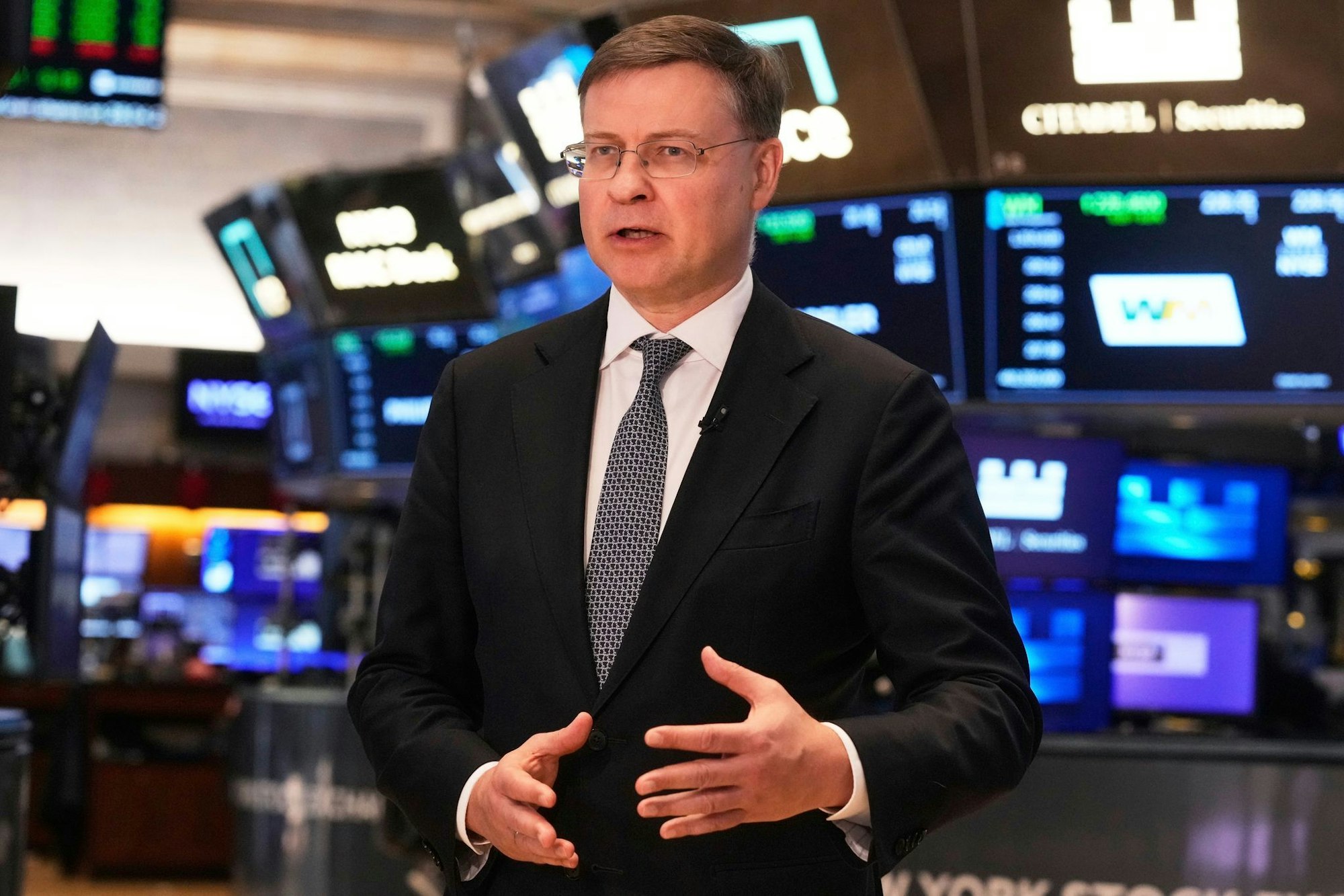 EU-Wirtschaftskommissar Valdis Dombrovskis blickt positiv auf die Zahlen. (Archivbild)
