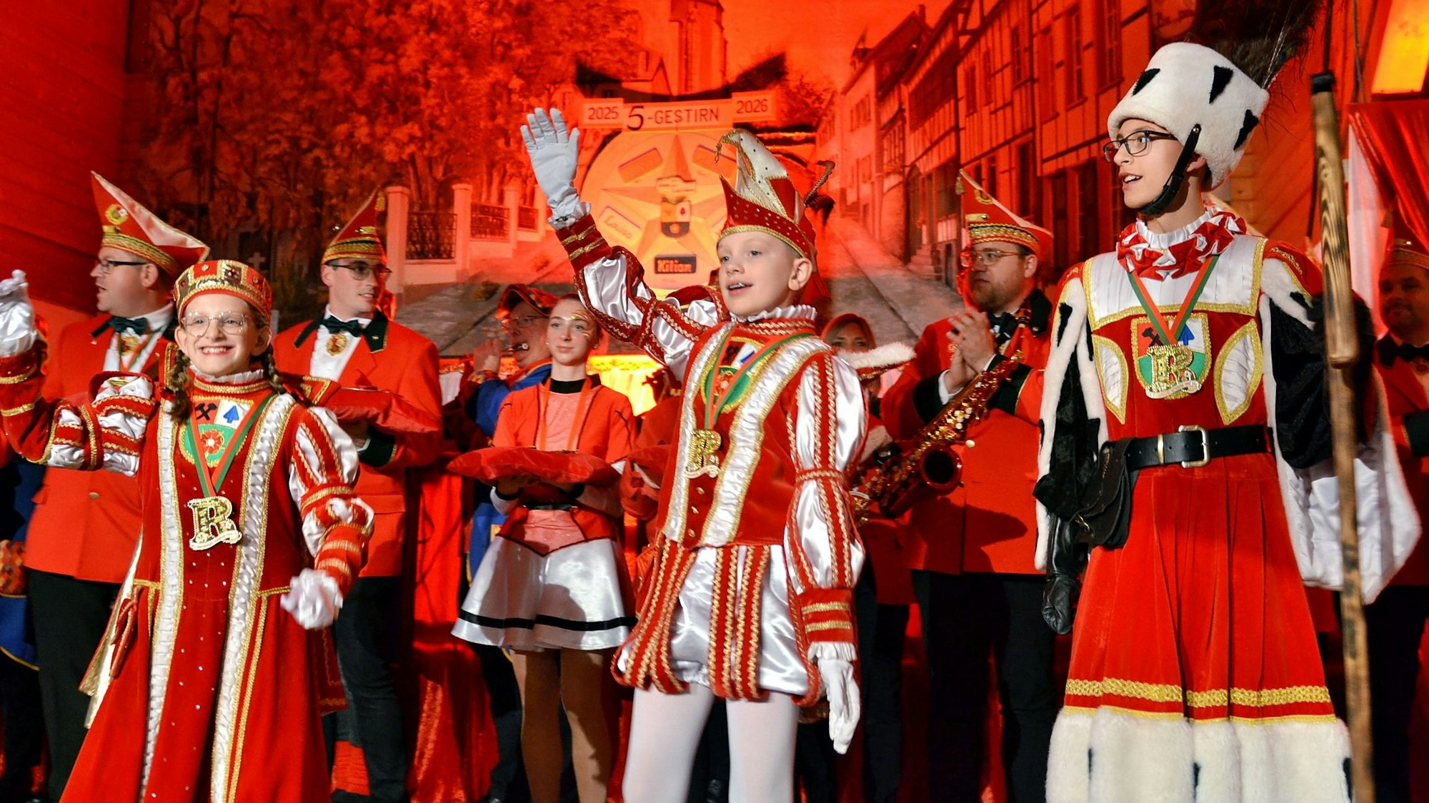 Die Geschwister Louisa, Maxi und Kilian Rühr sind das Kommerner Kinderdreigestirn. Sie stehen als Prinz, Jungfrau und Bauer auf der Karnevals-Bühne.