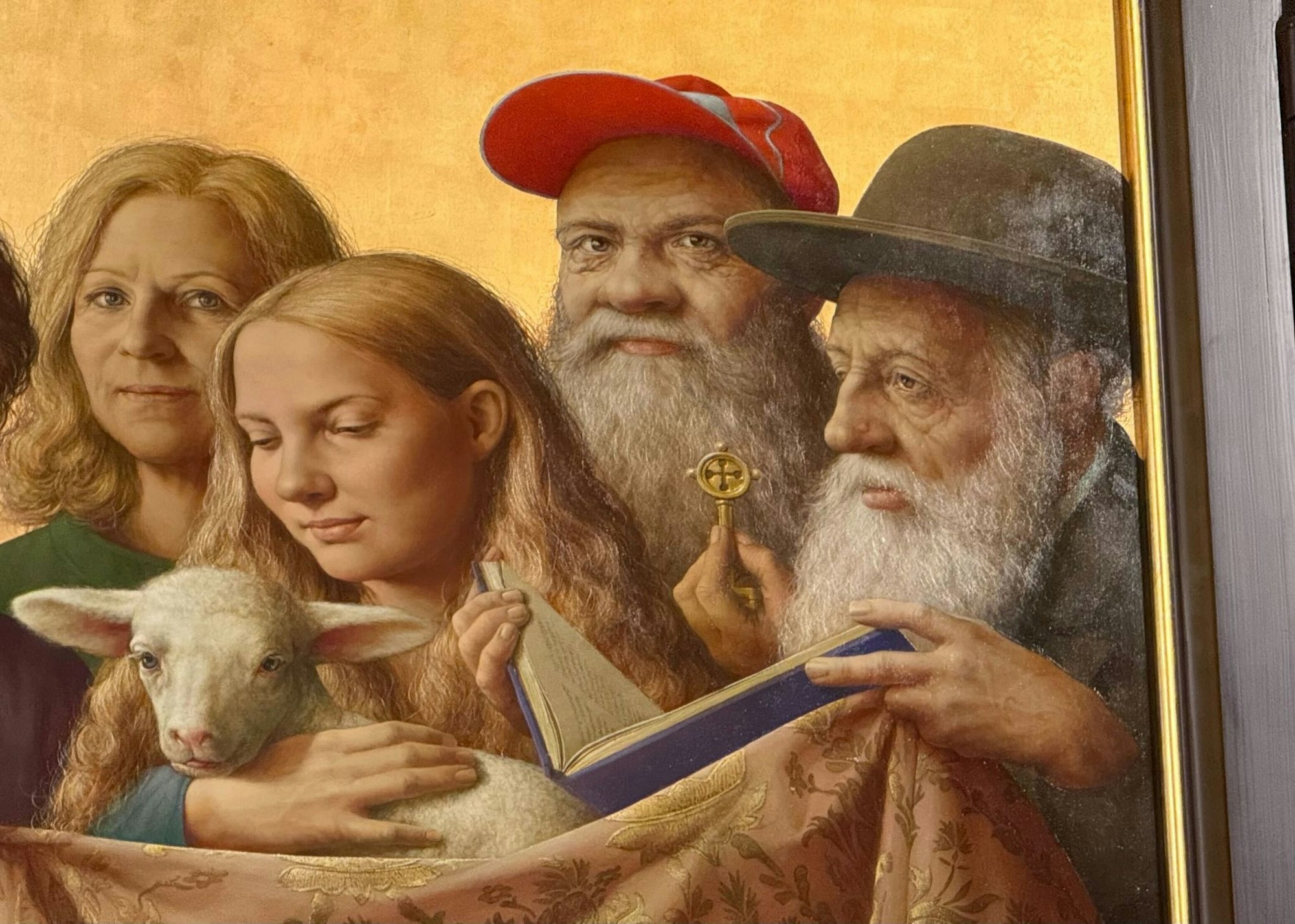 Mit roter Basketballmütze und etwas versteckt: Der Ausschnitt zeigt den deutschen Obdachlosen Burkhard Scheffler als Petrus.