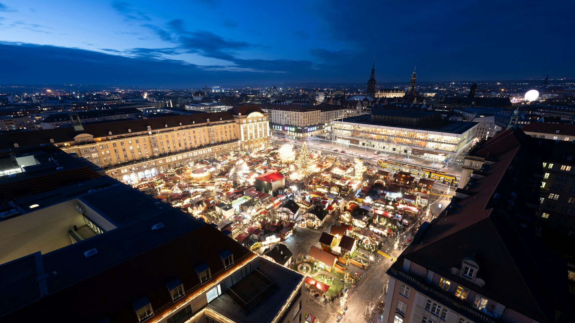 Weihnachtsmarkt auf dem Dresdner Altmarkt von oben.