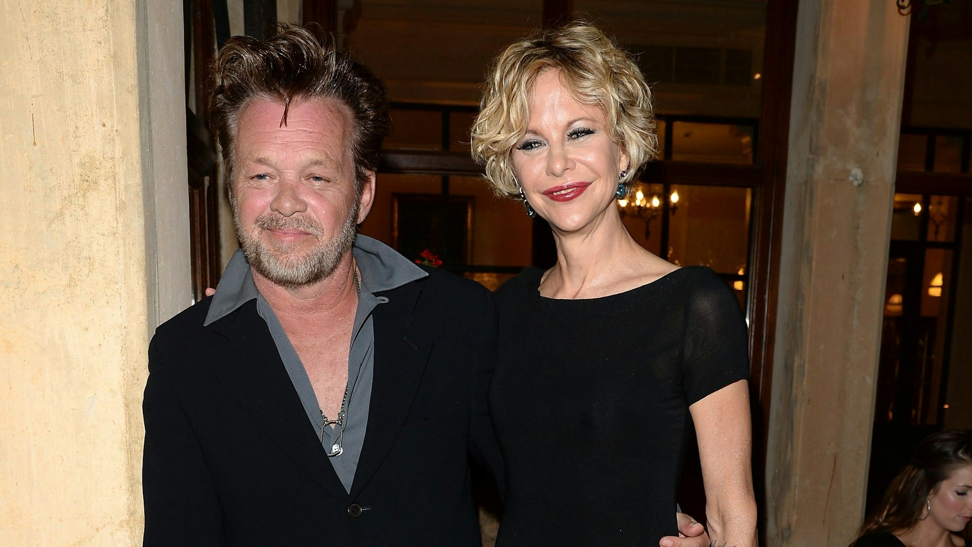 Mellencamp und Meg Ryan posieren für Fotografen.