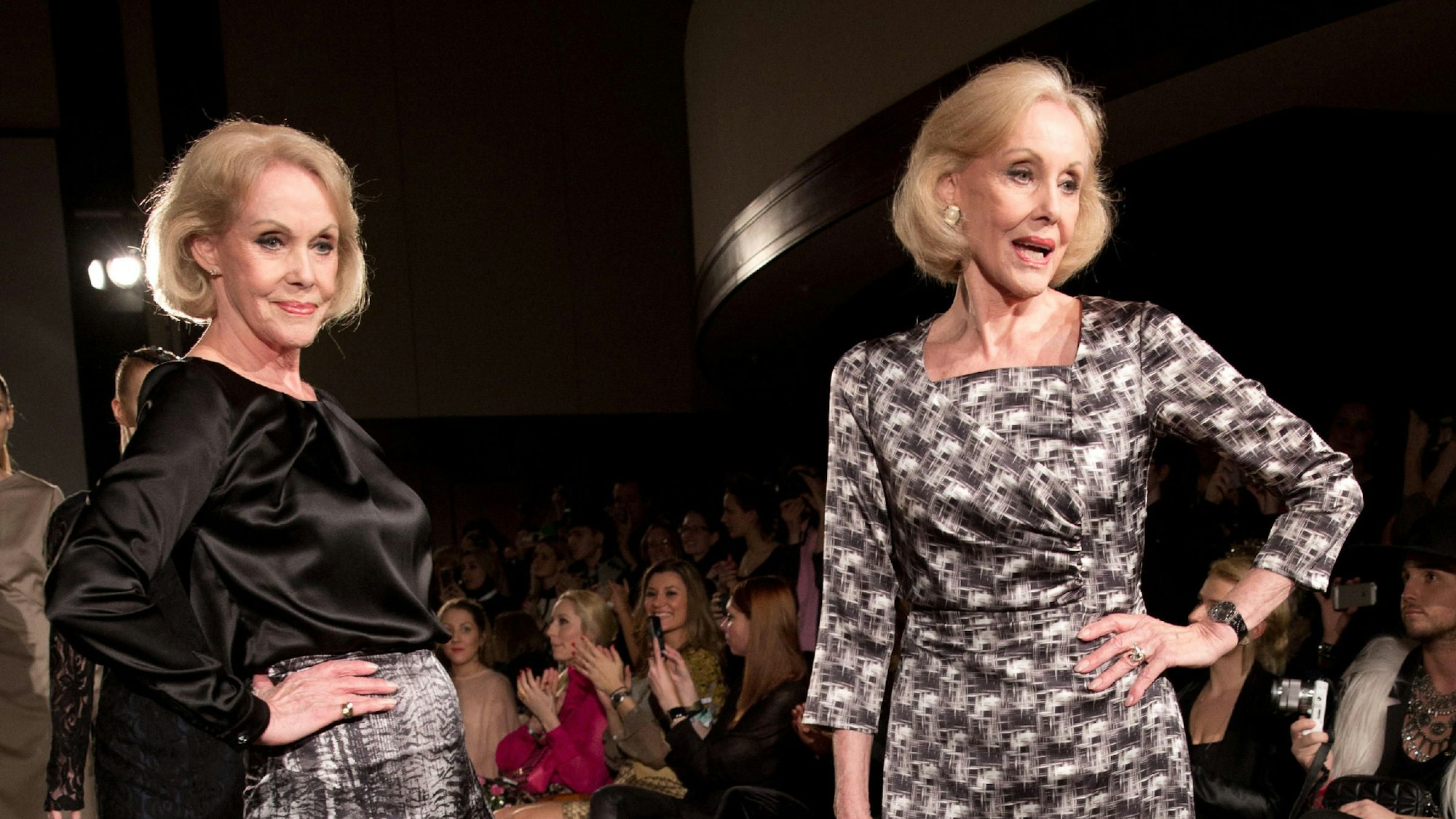 Die Kessler-Zwillinge, Alice und Ellen Kessler, präsentieren Mode des Labels Sava Nald bei der Mercedes-Benz Fashion Week in Berlin.