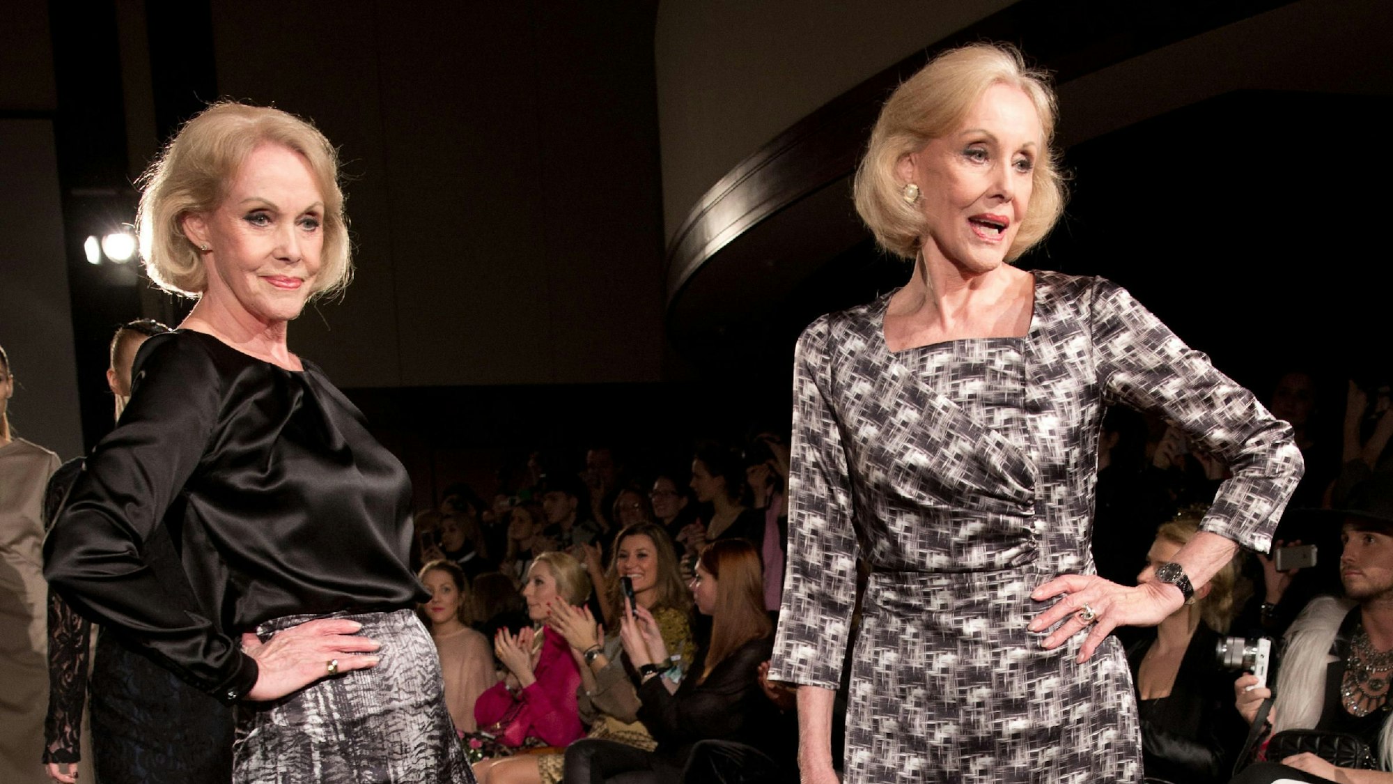 Die Kessler-Zwillinge, Alice und Ellen Kessler, präsentierten 2014 auf der Berliner Fashion Week Mode des Labels Sava Nald.