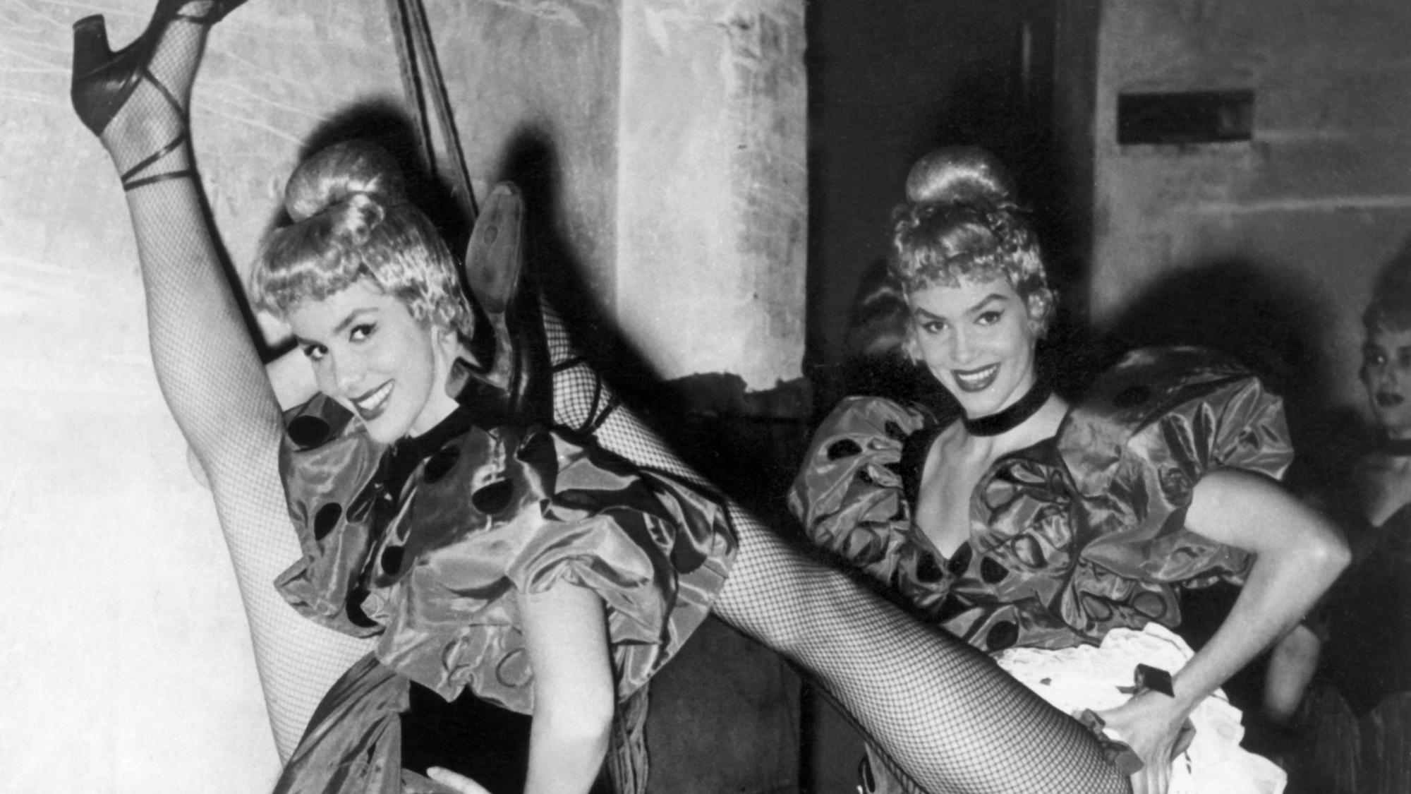 Die Kessler-Zwillinge Alice und Ellen werfen die Beine in die Luft.