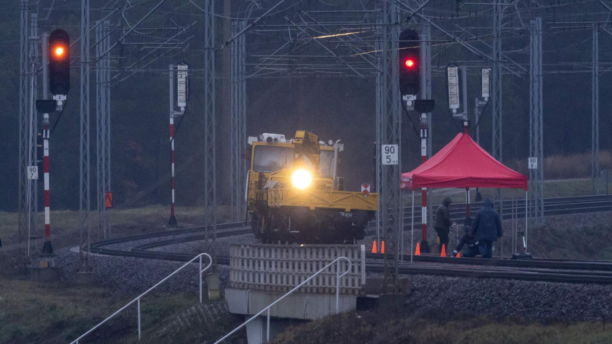 Arbeiter untersuchen nach einer Explosion die Gleise im polnischen Mika.