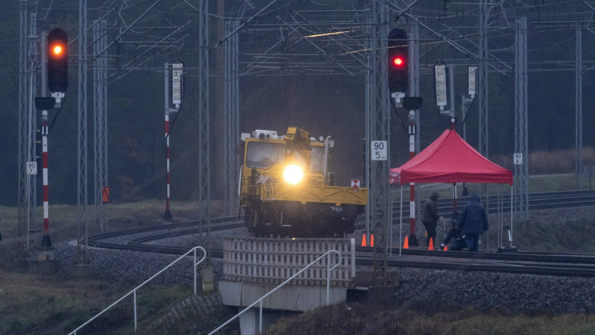 Arbeiter untersuchen nach einer Explosion die Gleise im polnischen Mika.