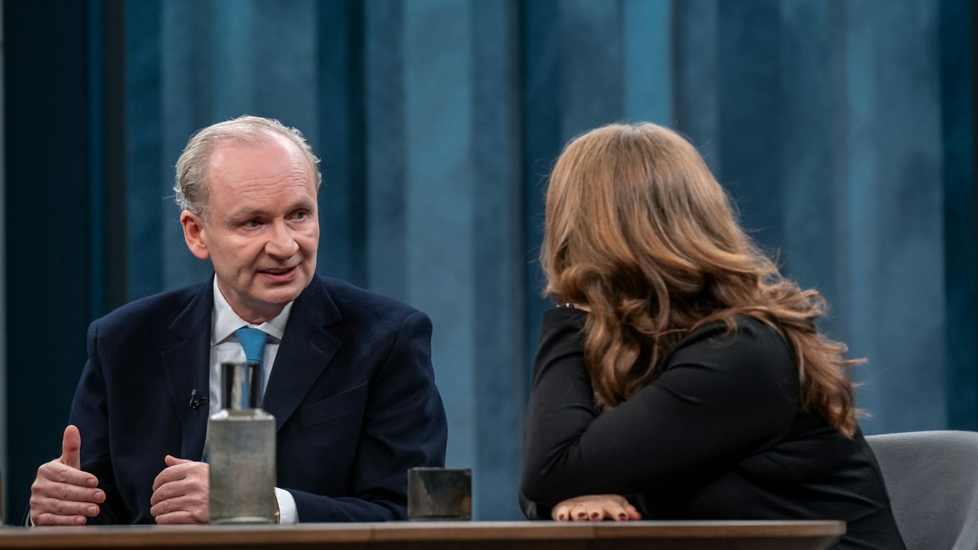 Ferdinand von Schirach hat eigene Ideen dafür, wie das demokratische System in Deutschland aufgebaut sein sollte. (Bild: ARD/Thomas Ernst)