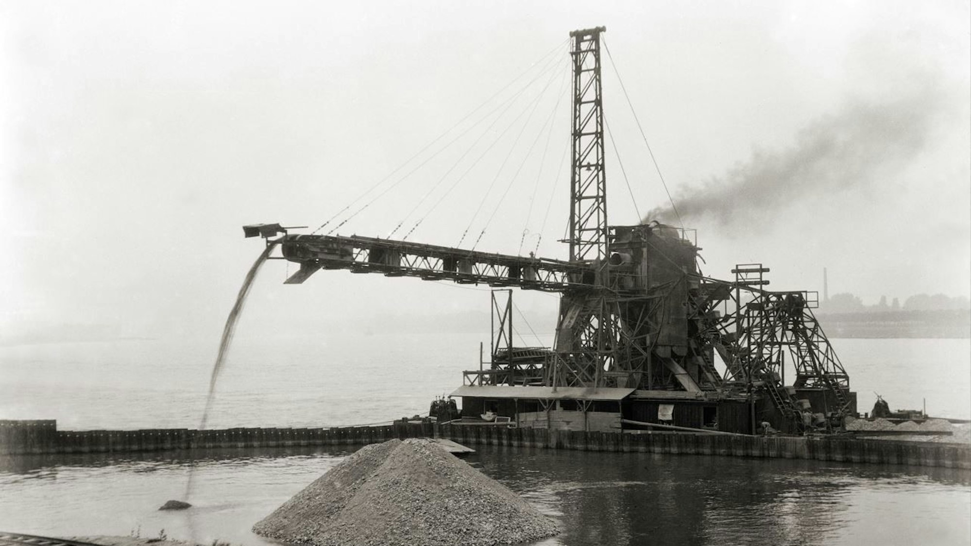 Eine Art Bagger beim Ausheben des Niehler Hafenbeckens im Jahr 2023