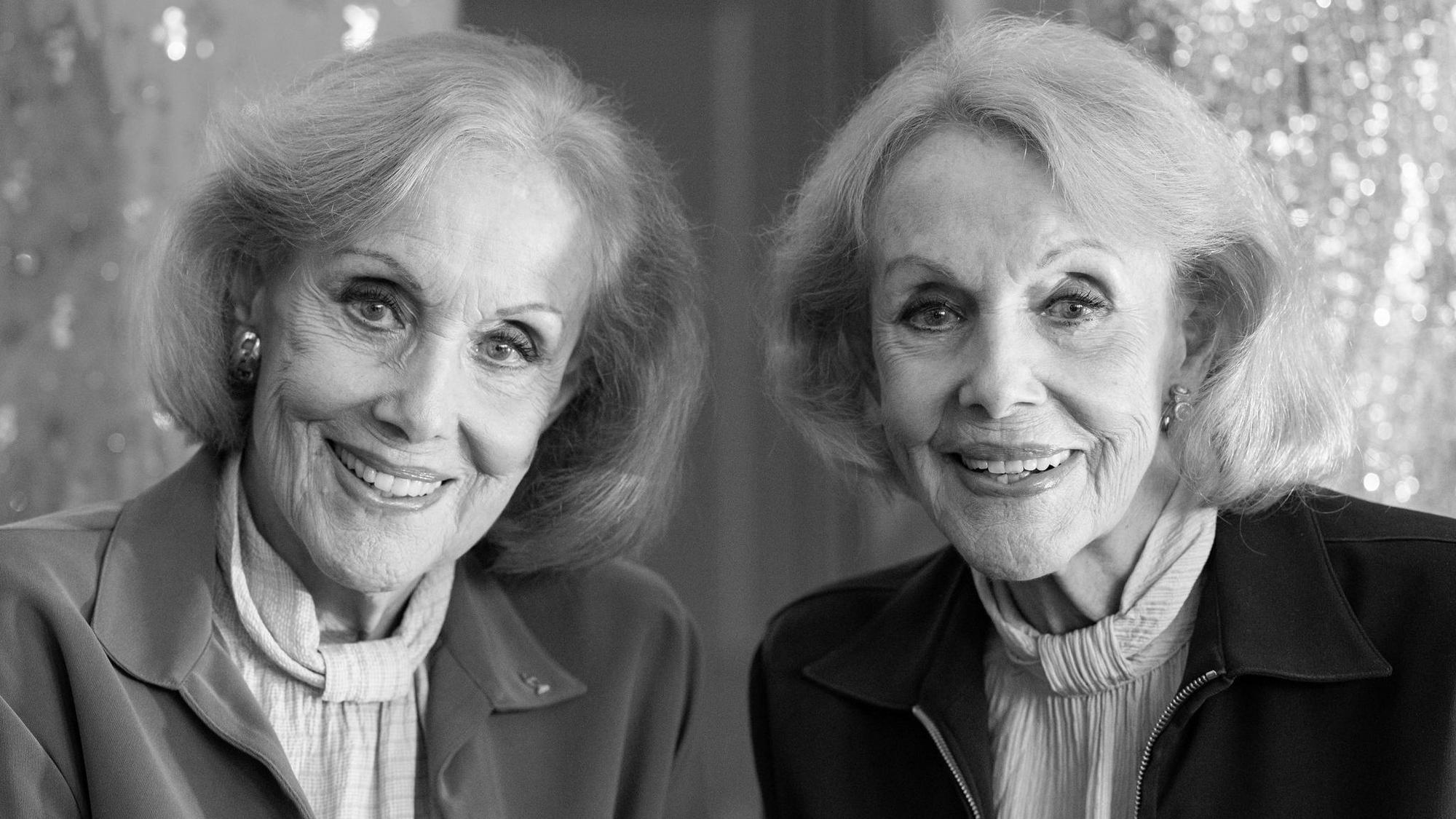 Alice (l.) und Ellen Kessler posieren nebeneinander.