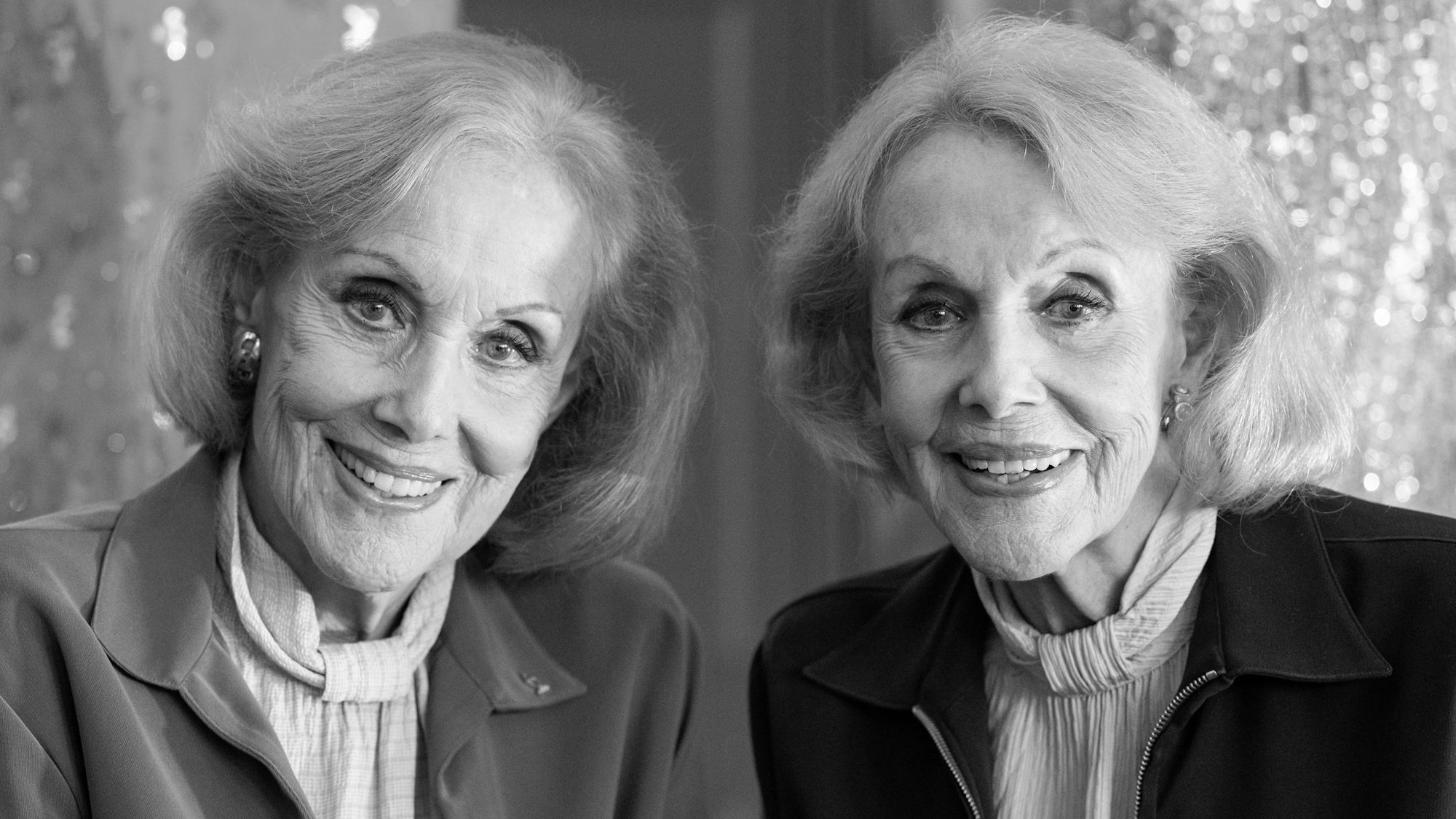 Alice (l.) und Ellen Kessler posieren nebeneinander.