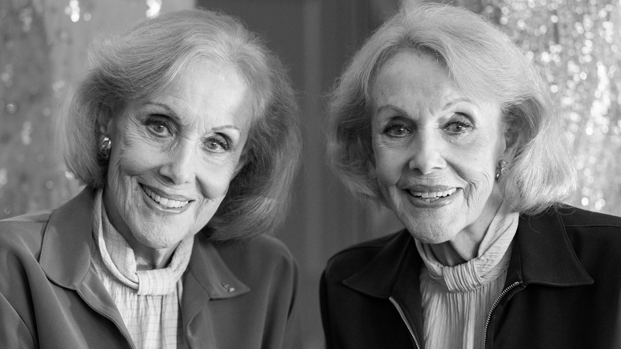 Alice und Ellen Kessler posieren für Fotograf.