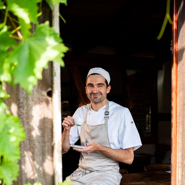 Ein Koch mit einer Tasse Kaffee
