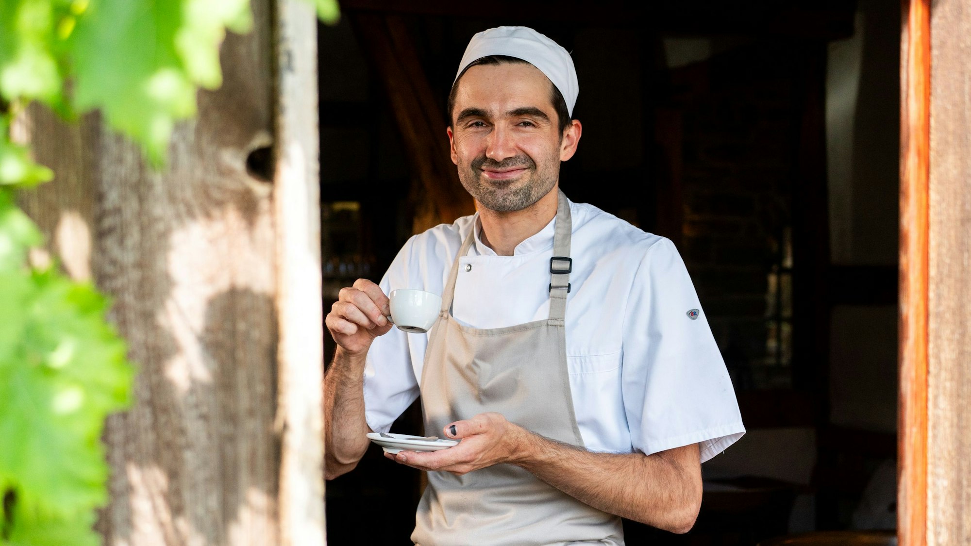 Ein Koch mit einer Tasse Kaffee