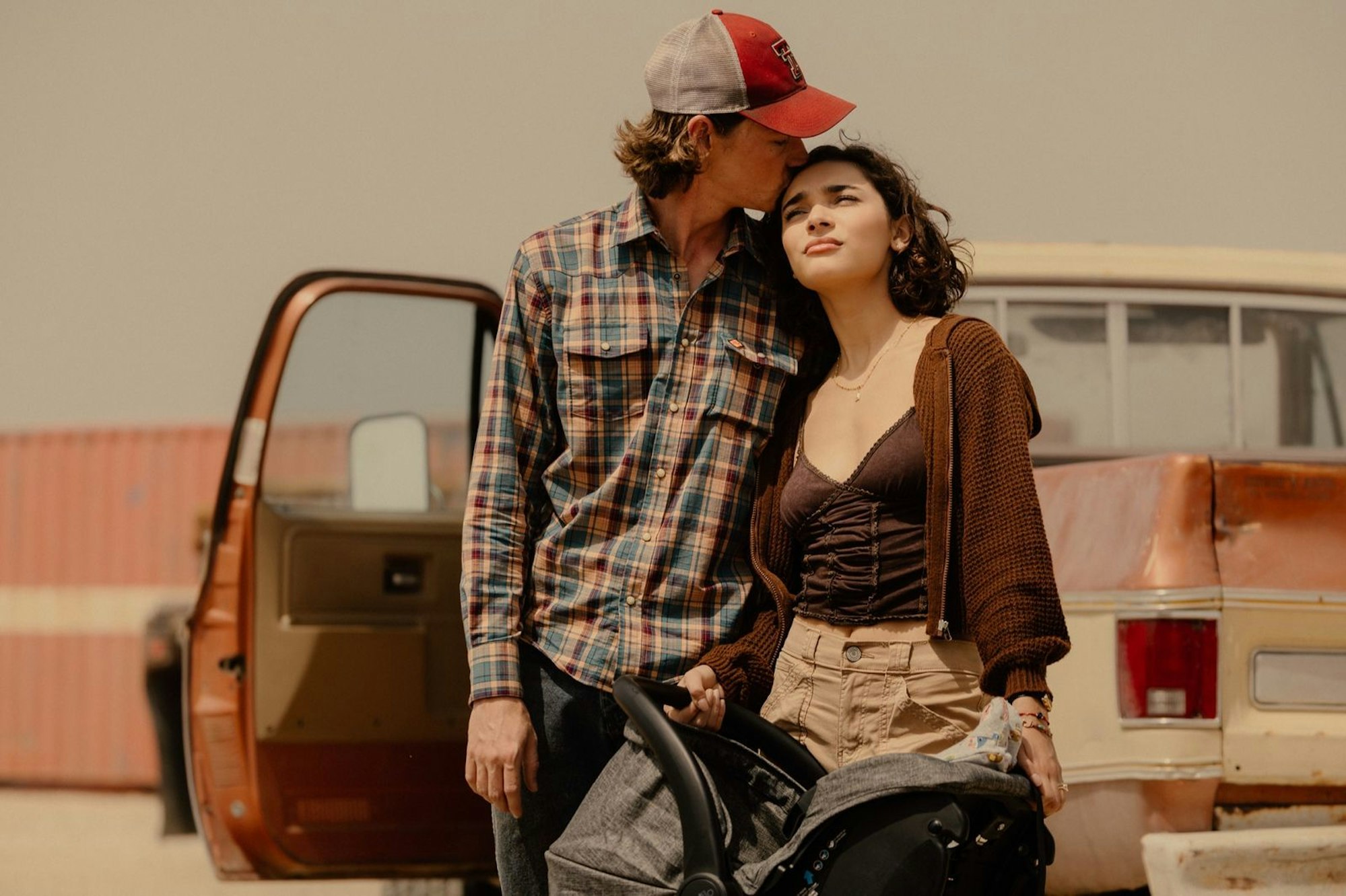 Cooper (Jacob Lofland) hofft mit Ariana (Paulina Chavez) auf ein besseres Leben. (Bild: ©2025 Viacom International Inc. / Paramount+ / Emerson Miller)