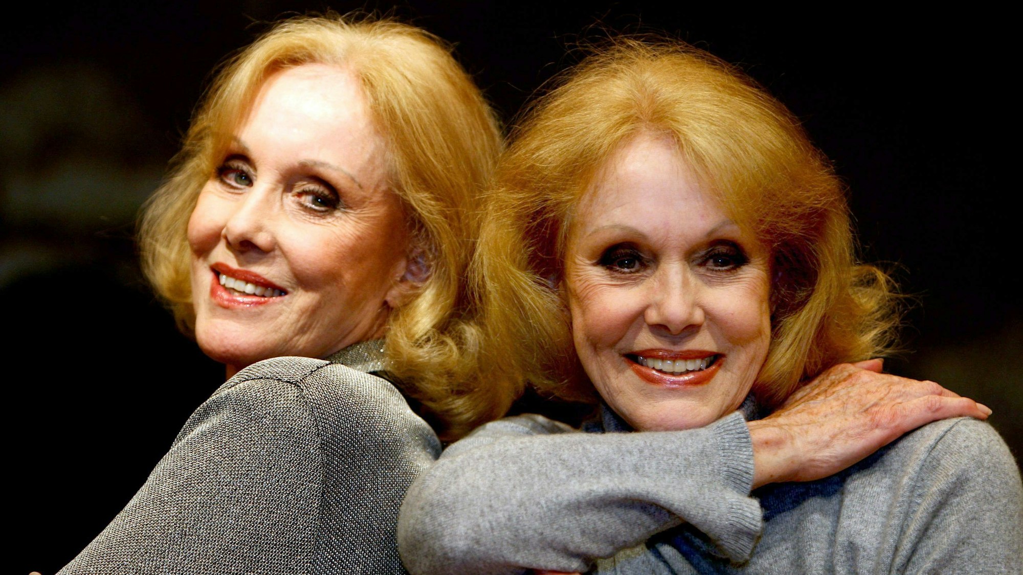 Die Zwillinge Alice und Ellen Kessler posieren.