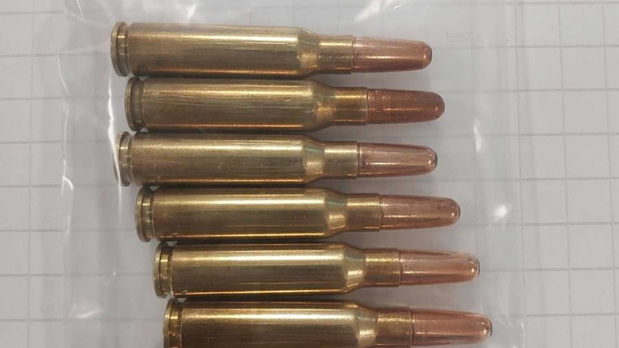Acht Patronen, die im Handgepäck eines Reisenden am Flughafen Köln/Bonn gefunden wurden.