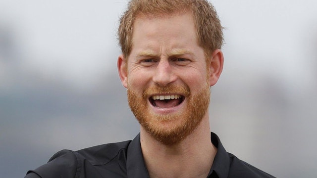 Der britische Prinz Harry reagiert, als er bei den Invictus Games auf der Cockatoo Island ein ferngesteuertes Auto bedient.