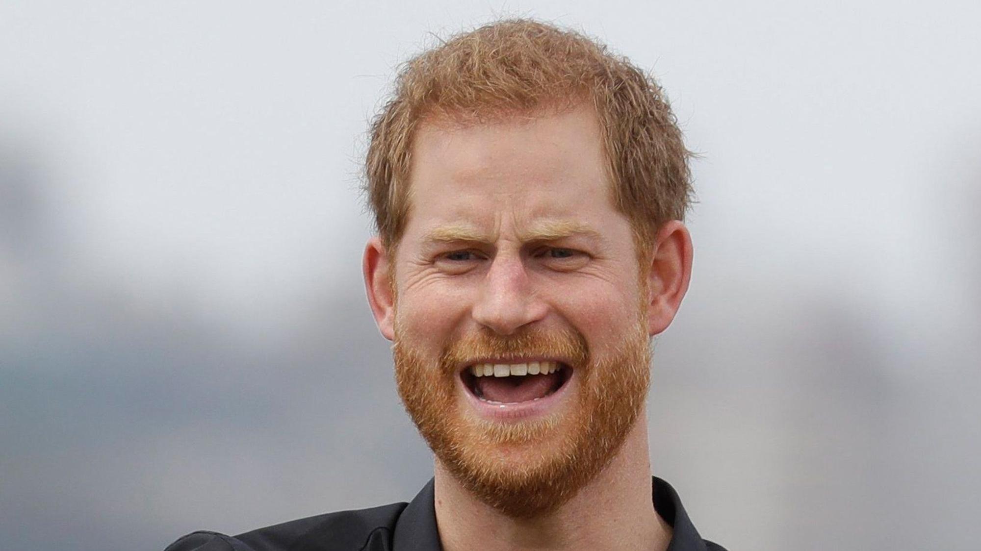 Der britische Prinz Harry reagiert, als er bei den Invictus Games auf der Cockatoo Island ein ferngesteuertes Auto bedient.