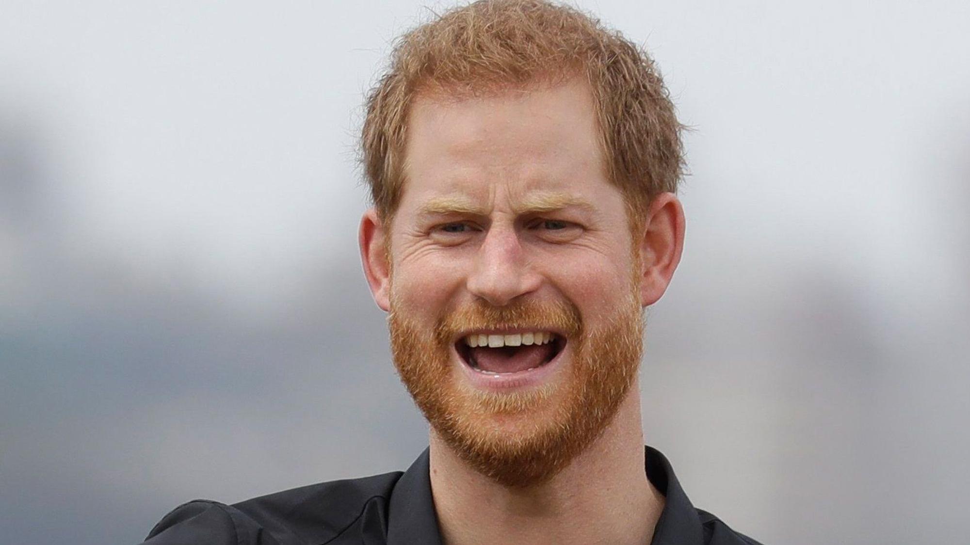 Prinz Harry reagiert, als er bei den Invictus Games auf der Cockatoo Island ein ferngesteuertes Auto bedient.
