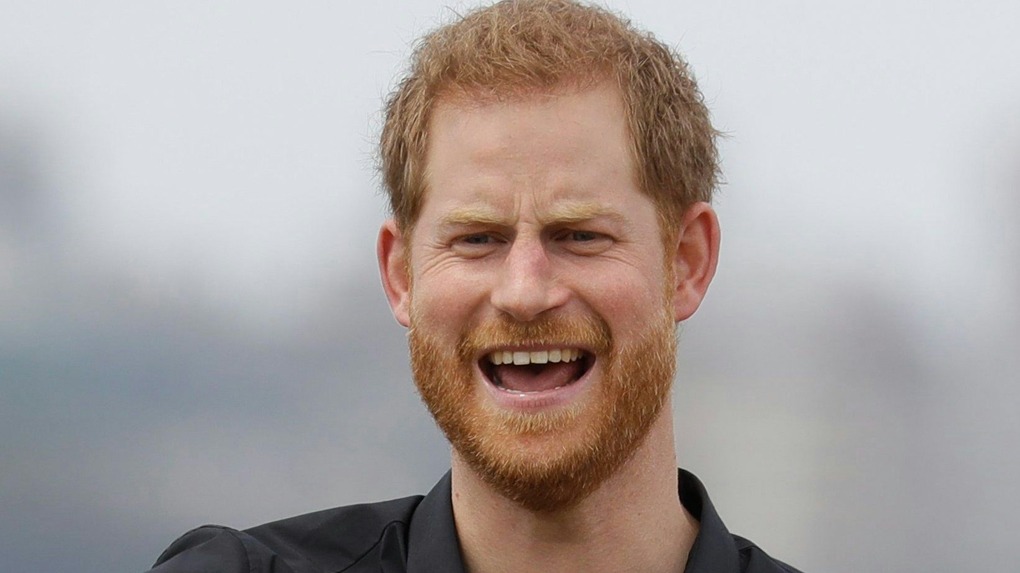 Prinz Harry reagiert, als er bei den Invictus Games auf der Cockatoo Island ein ferngesteuertes Auto bedient.