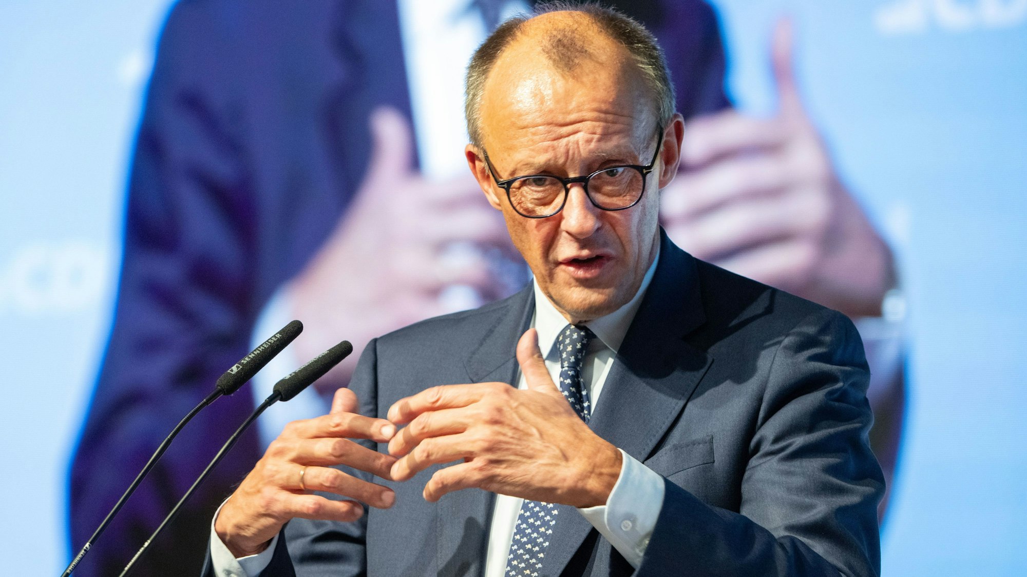 Bundeskanzler Friedrich Merz hält eine Rede am Pult.