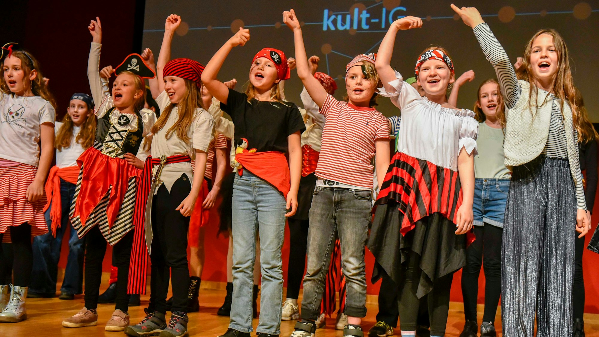 Das Bild zeigt Kinder auf einer Bühne.