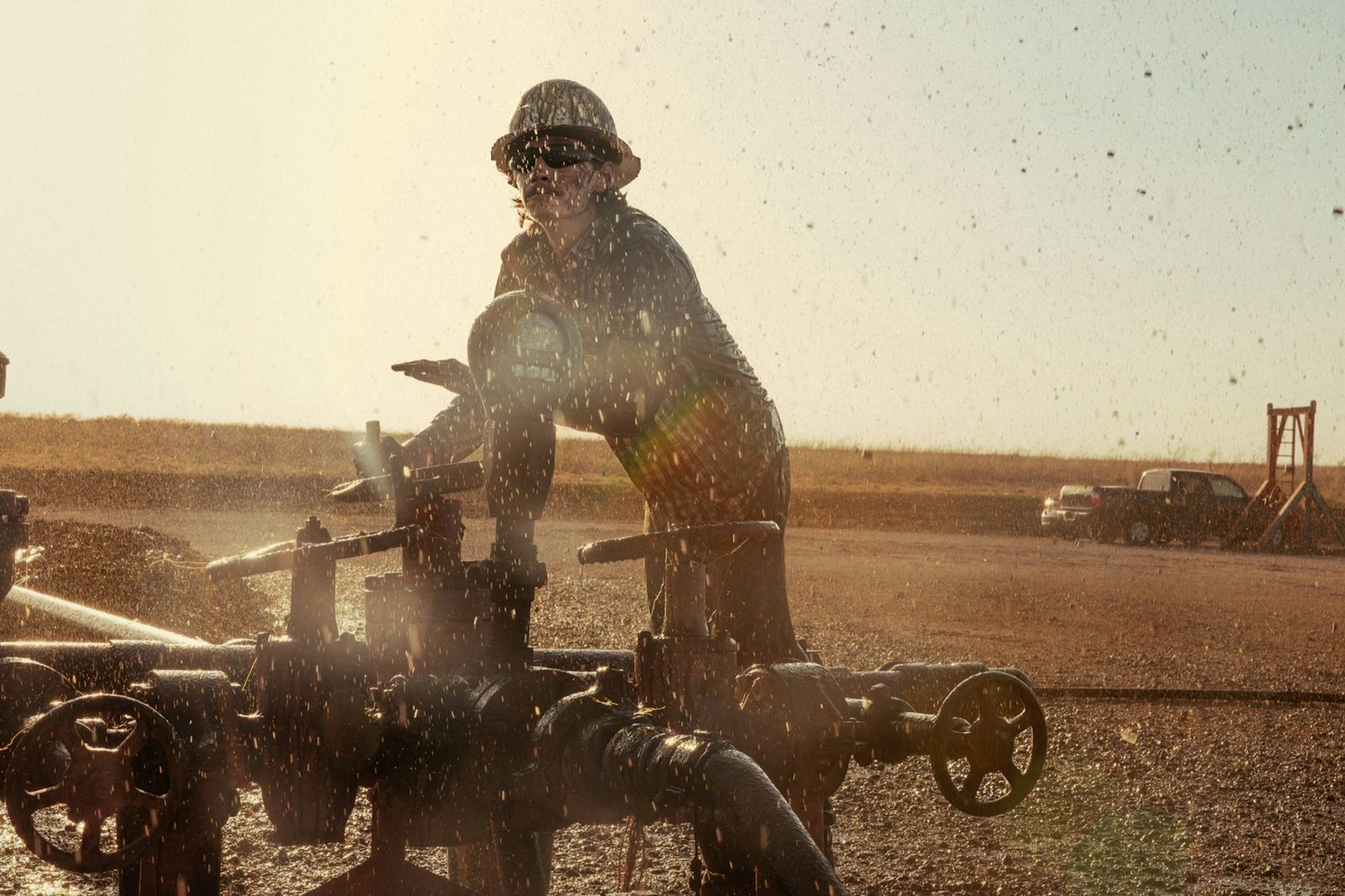 Das schwarze Gold könnte ihn reich machen: Cooper (Jacob Lofland) stößt auf eine Ölquelle. (Bild: ©2025 Viacom International Inc. / Paramount+ / Emerson Miller)