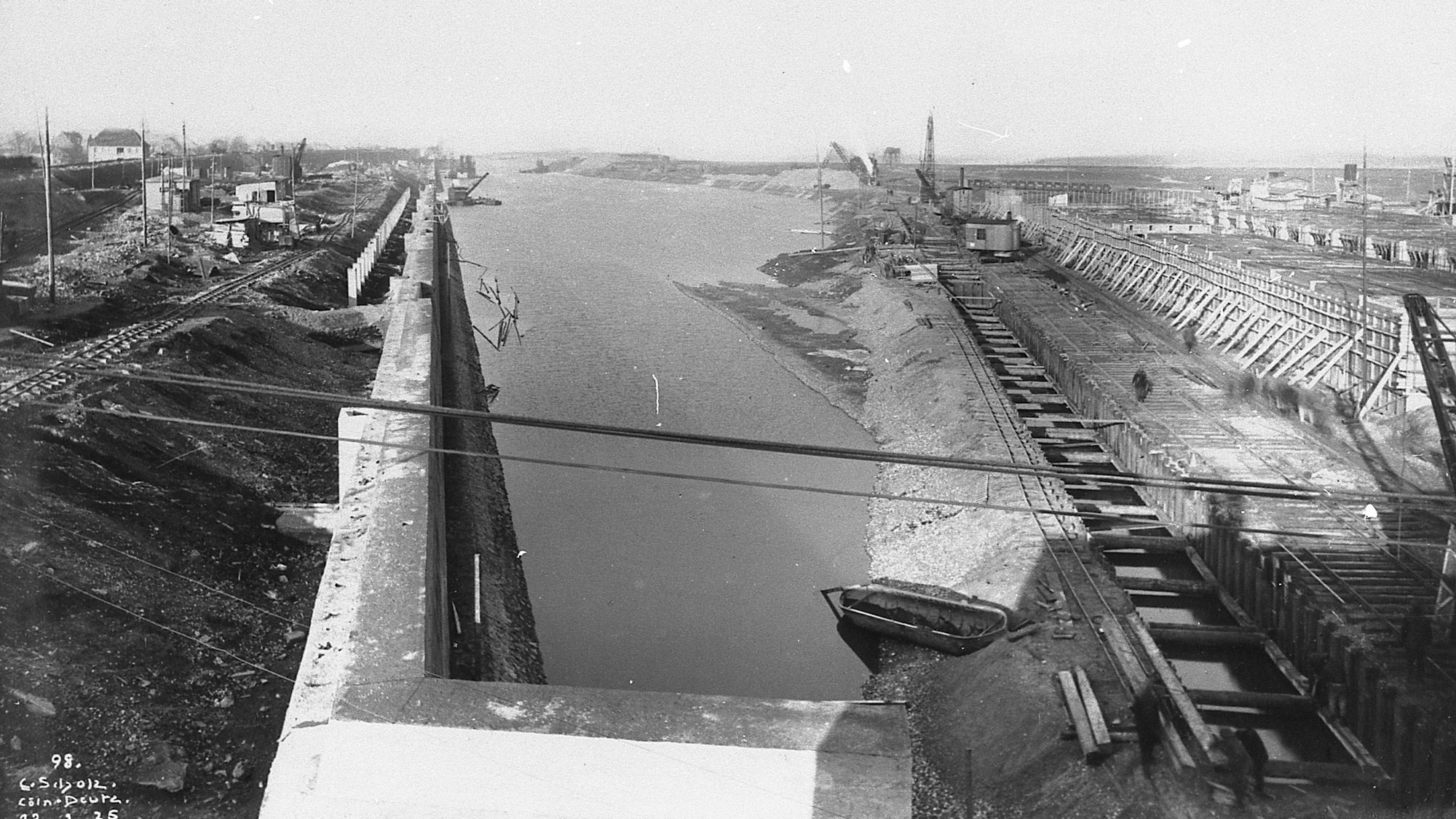 Das teilweise geflutete Hafenbecken Niehl 1, wenige Monate vor der Fertigstellung im Jahr 1925