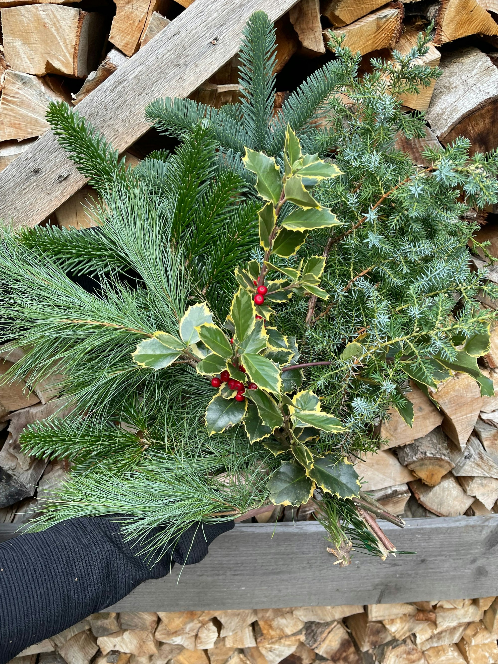 Beim Zusammenstellen kleiner Handsträuße sind die Mitglieder der Forstbetriebsgemeinschaft behilflich: Sie wissen, welche Zweige für welchen Zweck geeignet sind.
