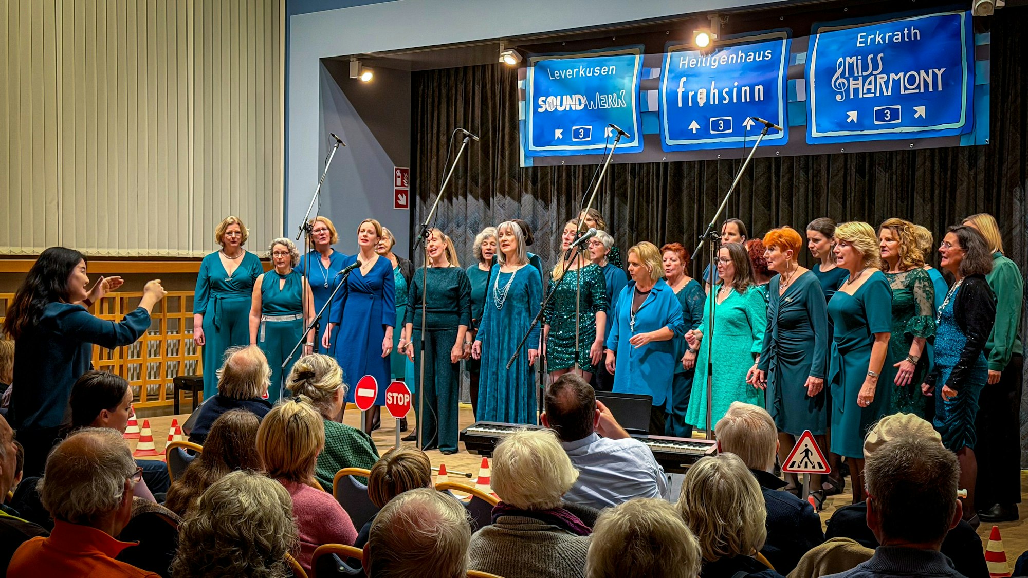 Einer der Chöre bei „Klangbrücke A3“ tritt auf der Bühne auf.