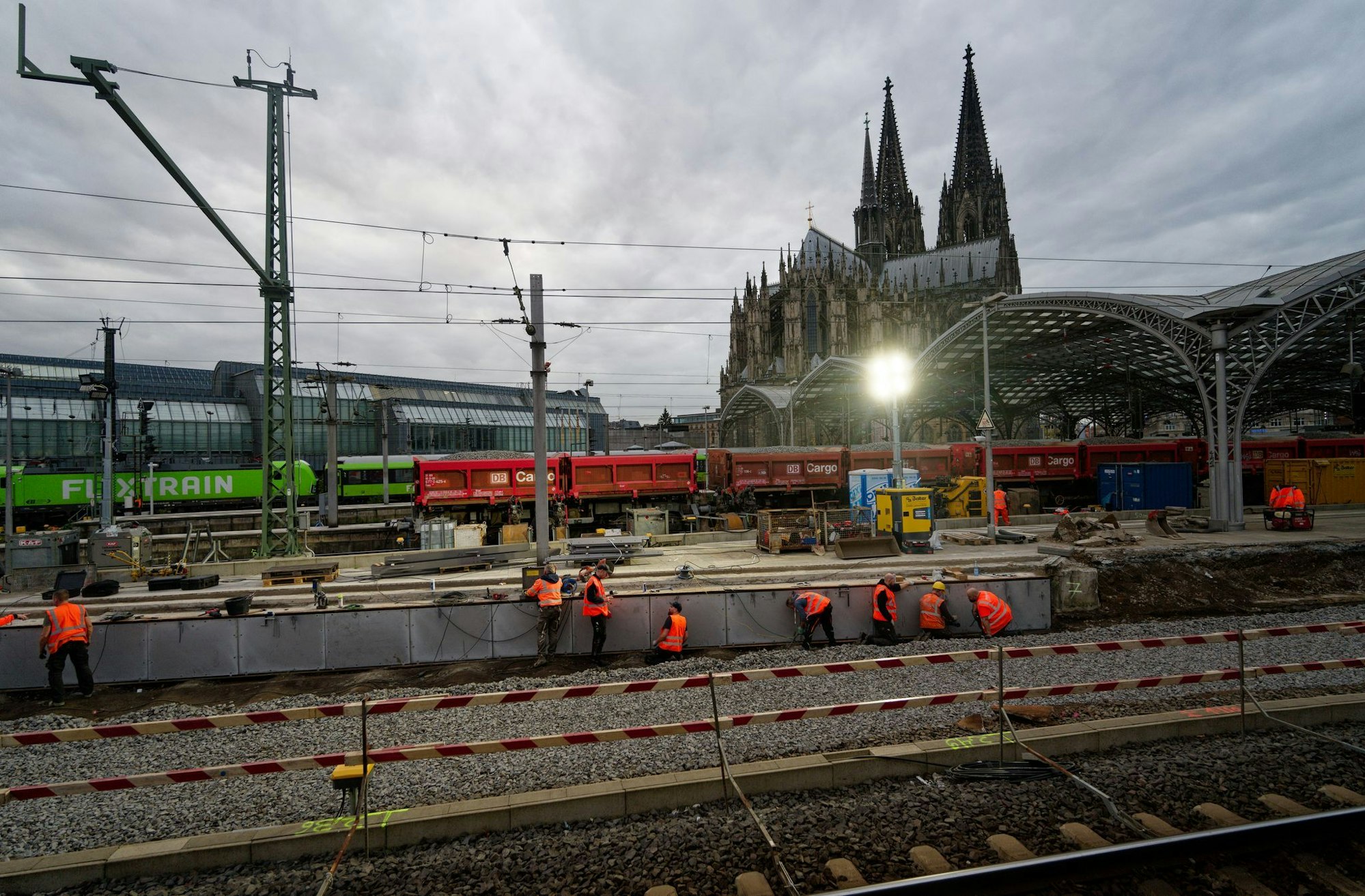 Zehn Tage lang sind Arbeiter nun an der Strecke rund um den Kölner Hauptbahnhof beschäftigt. Unter anderem werden Weichen und Oberleitungen erneuert. (Archivfoto)