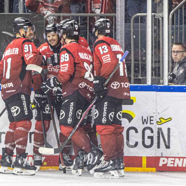 Patrick Russell Koelner Haie, 63, Valtteri Kemilainen Koelner Haie, 13, Moritz Mueller Koelner Haie, 91 und Gregor MacLeod Koelner Haie, 89 freuen sich ueber das Tor von Patrick Russell Koelner Haie, 63 Koelner Haie vs. Dresdner Eisloewen, Eishockey, Penny DEL, Spieltag 19, 2025/2026, 16.11.2025 Koelner Haie KEC vs. Dresdner Eisloewen, Eishockey, Penny DEL, Spieltag 19, 2025/2026, 16.11.2025 Koeln *** Patrick Russell Koelner Haie, 63 , Valtteri Kemilainen Koelner Haie, 13 , Moritz Mueller Koelner Haie, 91 and Gregor MacLeod Koelner Haie, 89 are happy about the goal of Patrick Russell Koelner Haie, 63 Koelner Haie vs Dresdner Eisloewen, Ice Hockey, Penny DEL, Matchday 19, 2025 2026, 16 11 2025 Koelner Haie KEC vs Dresdner Eisloewen, Ice Hockey, Penny DEL, Matchday 19, 2025 2026, 16 11 2025 Koeln Copyright: xEibner-Pressefoto/GerhardxWingenderx EP_GWR