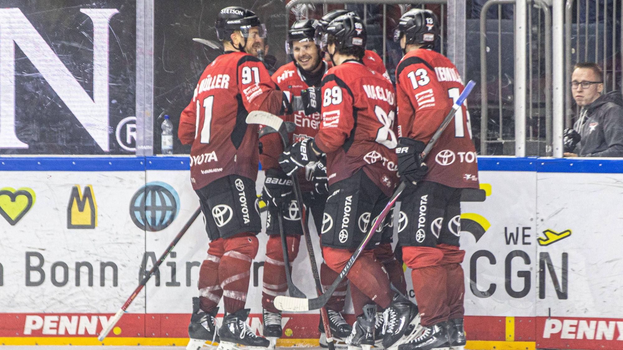 Patrick Russell Koelner Haie, 63, Valtteri Kemilainen Koelner Haie, 13, Moritz Mueller Koelner Haie, 91 und Gregor MacLeod Koelner Haie, 89 freuen sich ueber das Tor von Patrick Russell Koelner Haie, 63 Koelner Haie vs. Dresdner Eisloewen, Eishockey, Penny DEL, Spieltag 19, 2025/2026, 16.11.2025 Koelner Haie KEC vs. Dresdner Eisloewen, Eishockey, Penny DEL, Spieltag 19, 2025/2026, 16.11.2025 Koeln *** Patrick Russell Koelner Haie, 63 , Valtteri Kemilainen Koelner Haie, 13 , Moritz Mueller Koelner Haie, 91 and Gregor MacLeod Koelner Haie, 89 are happy about the goal of Patrick Russell Koelner Haie, 63 Koelner Haie vs Dresdner Eisloewen, Ice Hockey, Penny DEL, Matchday 19, 2025 2026, 16 11 2025 Koelner Haie KEC vs Dresdner Eisloewen, Ice Hockey, Penny DEL, Matchday 19, 2025 2026, 16 11 2025 Koeln Copyright: xEibner-Pressefoto/GerhardxWingenderx EP_GWR