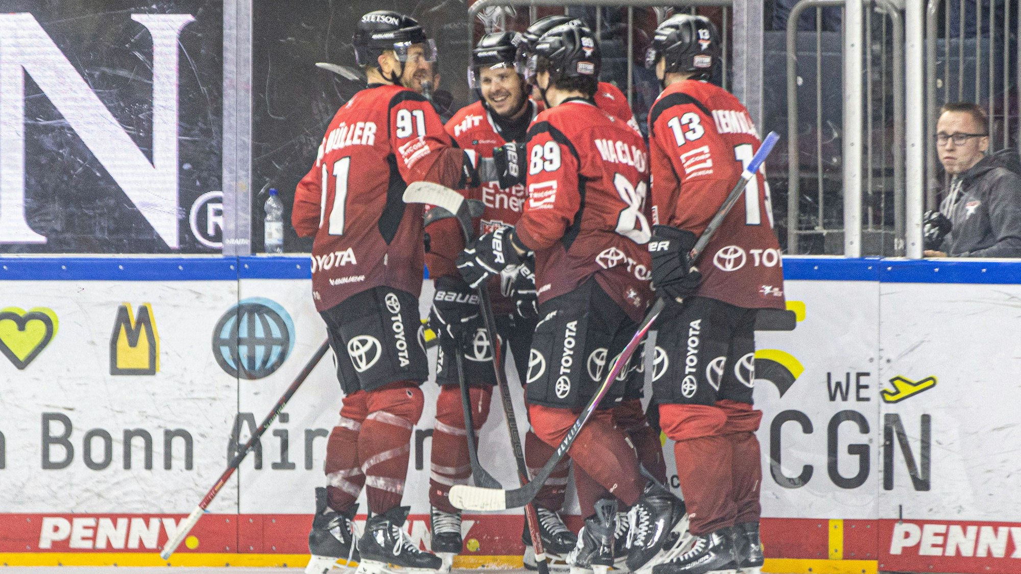 Patrick Russell Koelner Haie, 63, Valtteri Kemilainen Koelner Haie, 13, Moritz Mueller Koelner Haie, 91 und Gregor MacLeod Koelner Haie, 89 freuen sich ueber das Tor von Patrick Russell Koelner Haie, 63 Koelner Haie vs. Dresdner Eisloewen, Eishockey, Penny DEL, Spieltag 19, 2025/2026, 16.11.2025 Koelner Haie KEC vs. Dresdner Eisloewen, Eishockey, Penny DEL, Spieltag 19, 2025/2026, 16.11.2025 Koeln *** Patrick Russell Koelner Haie, 63 , Valtteri Kemilainen Koelner Haie, 13 , Moritz Mueller Koelner Haie, 91 and Gregor MacLeod Koelner Haie, 89 are happy about the goal of Patrick Russell Koelner Haie, 63 Koelner Haie vs Dresdner Eisloewen, Ice Hockey, Penny DEL, Matchday 19, 2025 2026, 16 11 2025 Koelner Haie KEC vs Dresdner Eisloewen, Ice Hockey, Penny DEL, Matchday 19, 2025 2026, 16 11 2025 Koeln Copyright: xEibner-Pressefoto/GerhardxWingenderx EP_GWR