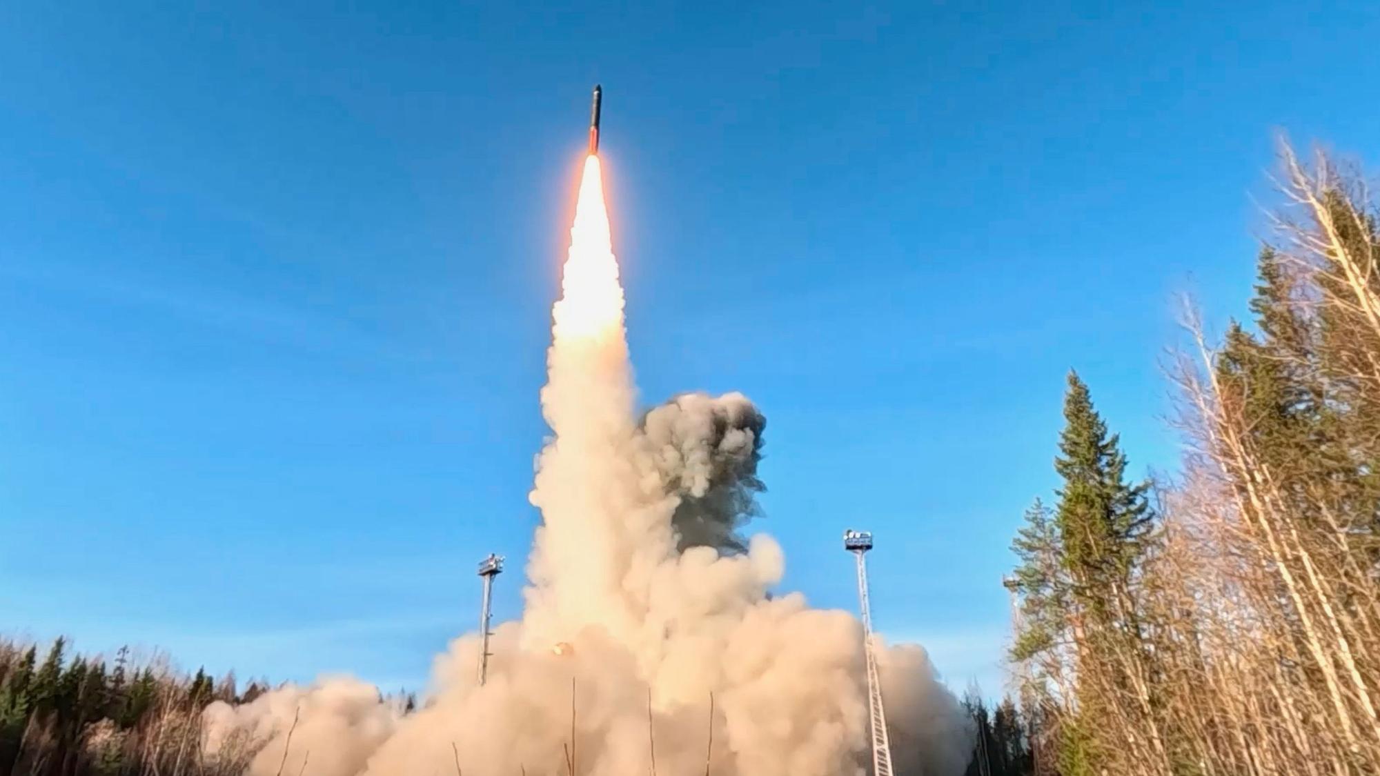 Eine ballistische Interkontinentalrakete des Typs „Yars“ wird bei einem Test abgefeuert. (Archivbild)