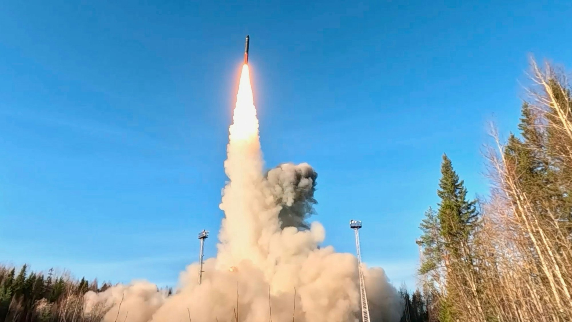 Eine ballistische Interkontinentalrakete des Typs „Yars“ wird bei einem Test abgefeuert. (Archivbild)