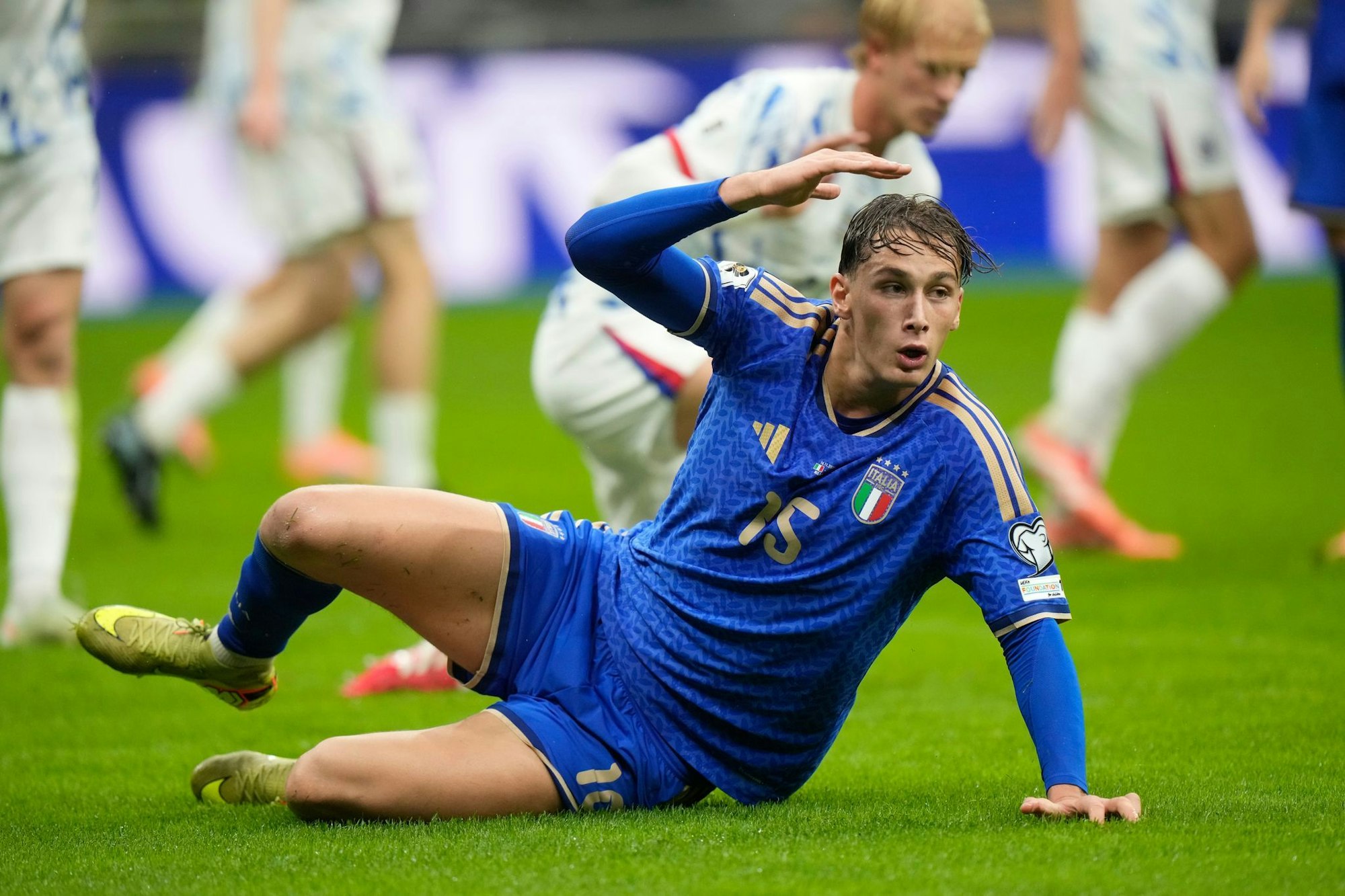 Bloß nicht ausrutschen: Italien mit Torschütze Pio Esposito muss in die Playoffs.