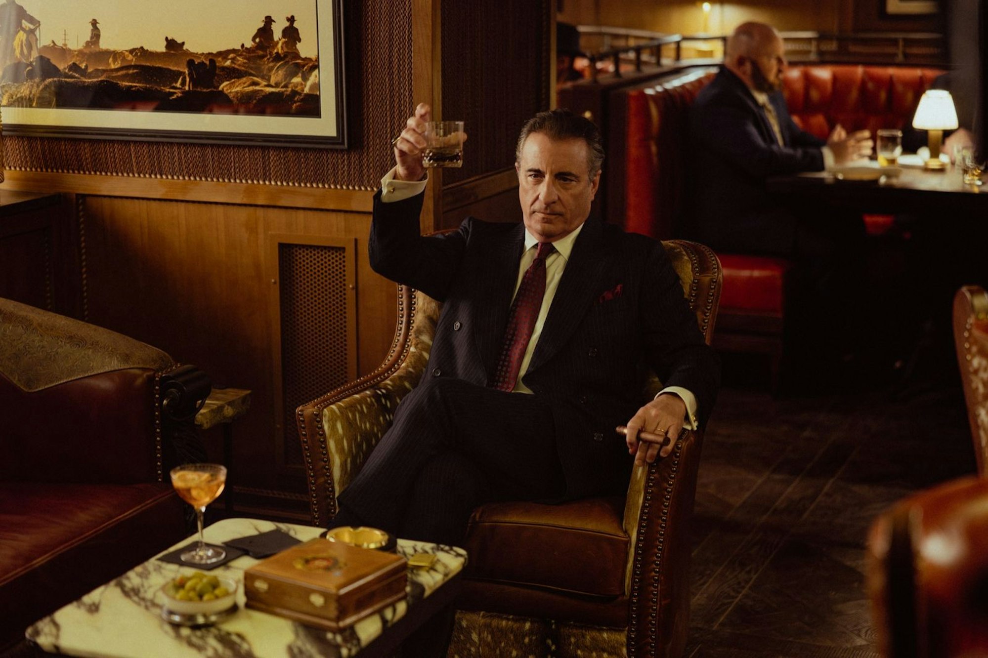 Drogenboss Gallino (Andy Garcia) setzt Tommy stets freundlich unter Druck. (Bild: ©2025 Viacom International Inc. / Paramount+ / Emerson Miller)