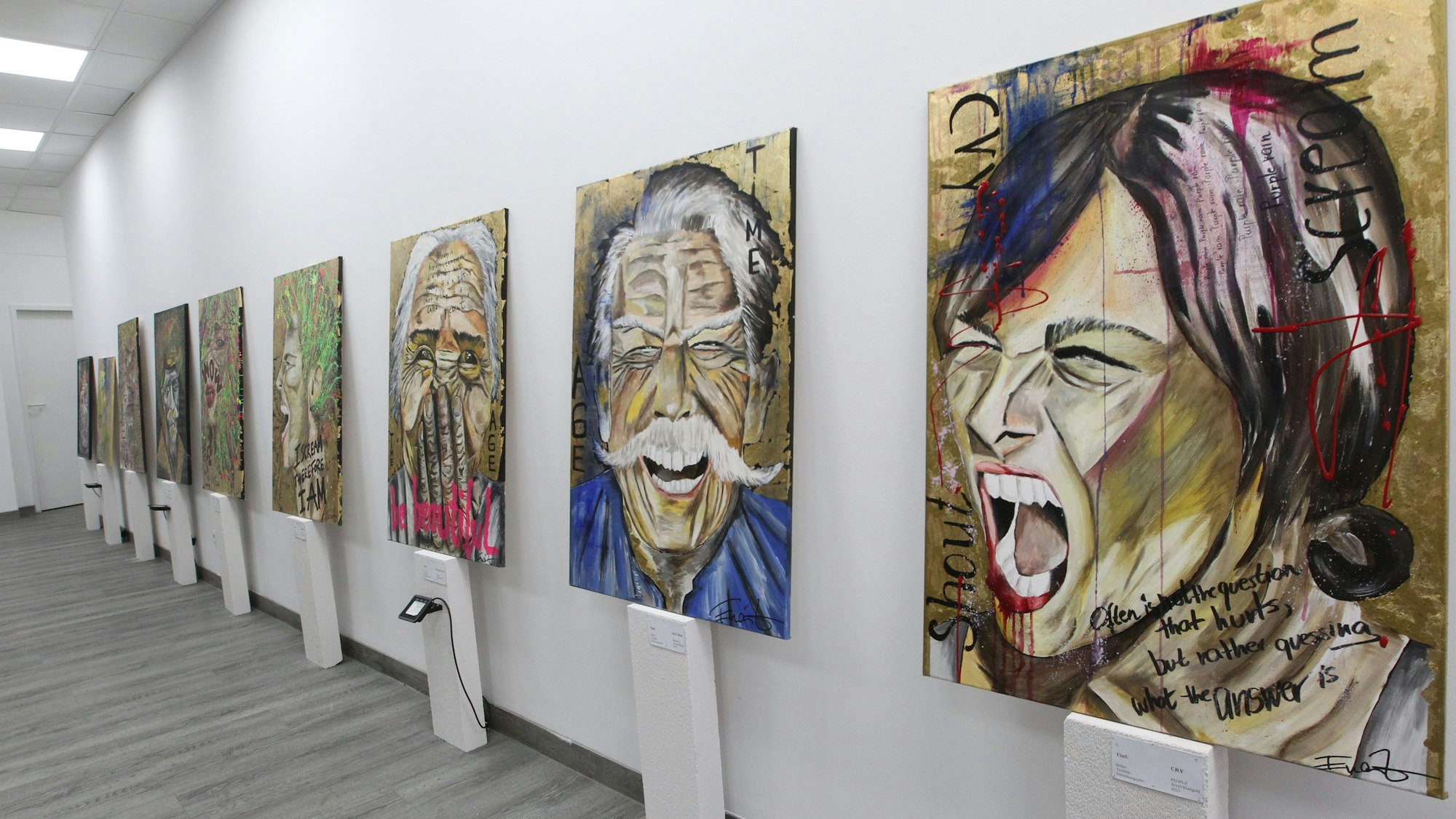 Die Gesichter-Reihe der Künstlerin mit dem Bild „Der Schrei“ (rechts), das demnächst auch in Bonn in der Stage-Galerie ausgestellt wird.