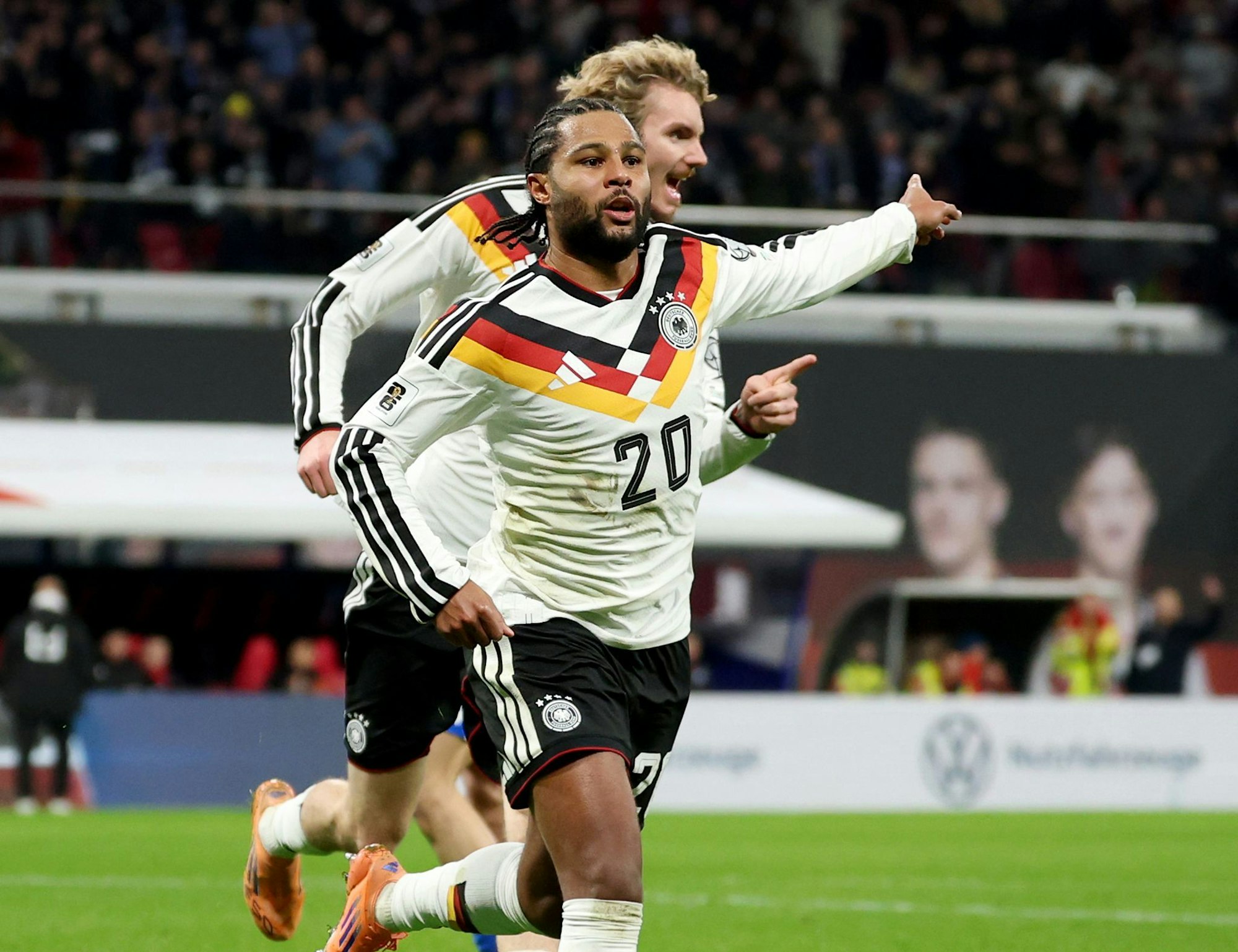 Treffsichere Angreifer: Gnabry und Woltemade.