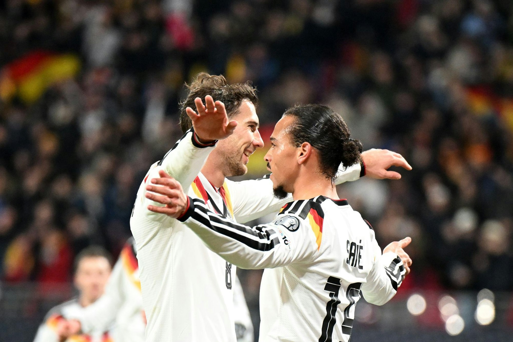 Ehemalige Teamkollegen bei Bayern: Goretzka und Sane.